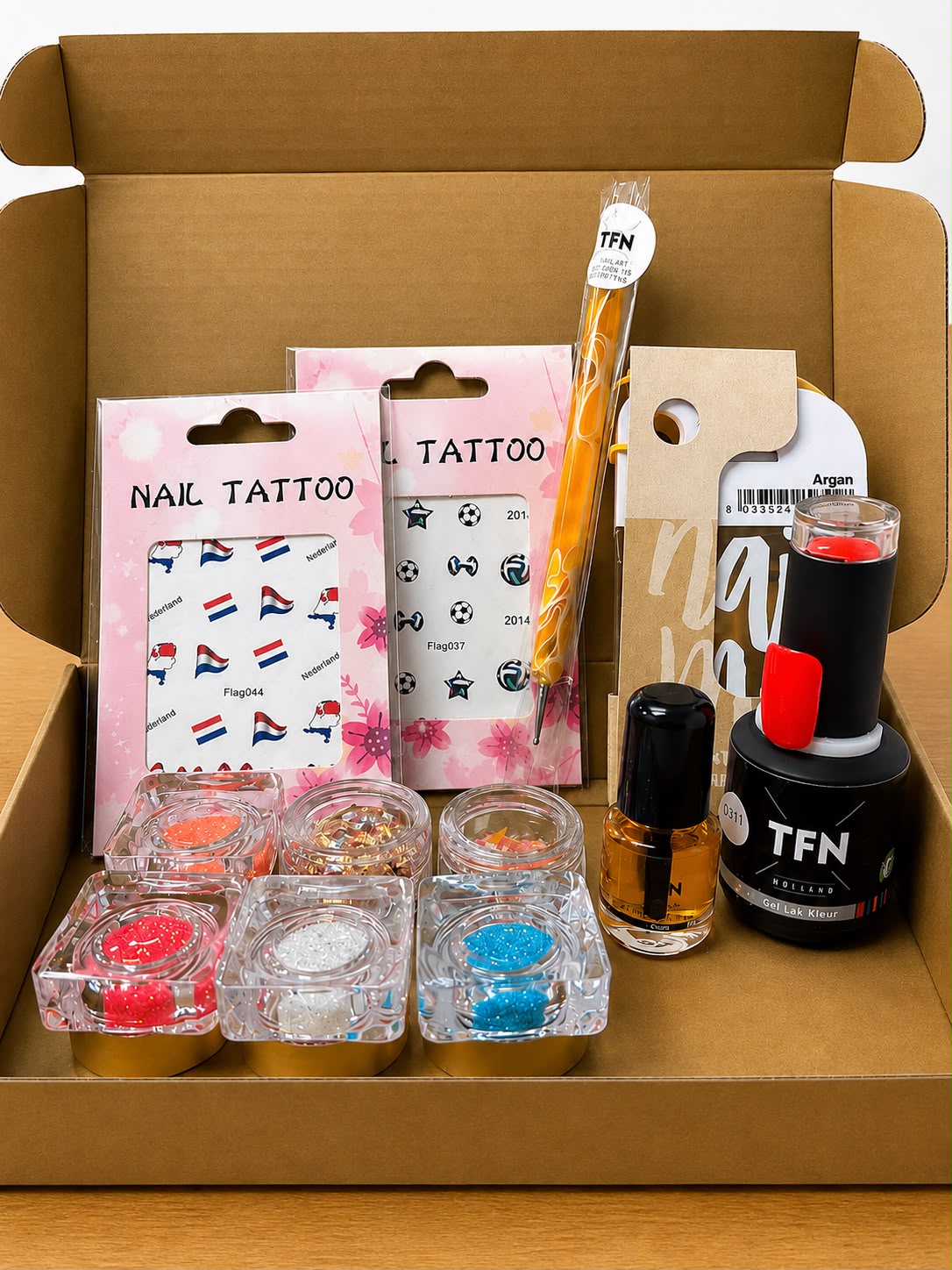 Laat de leeuw niet in z'n hempie staan - Nail Art BOX