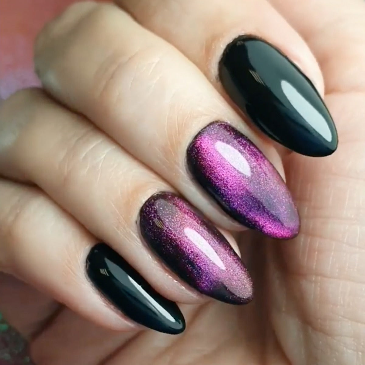 https://www.magneticnaildesign.com/media/wysiwyg/shop/Inspiratie/103510CatEyeVamp/Sabine_Pinheiro_edit.jpg