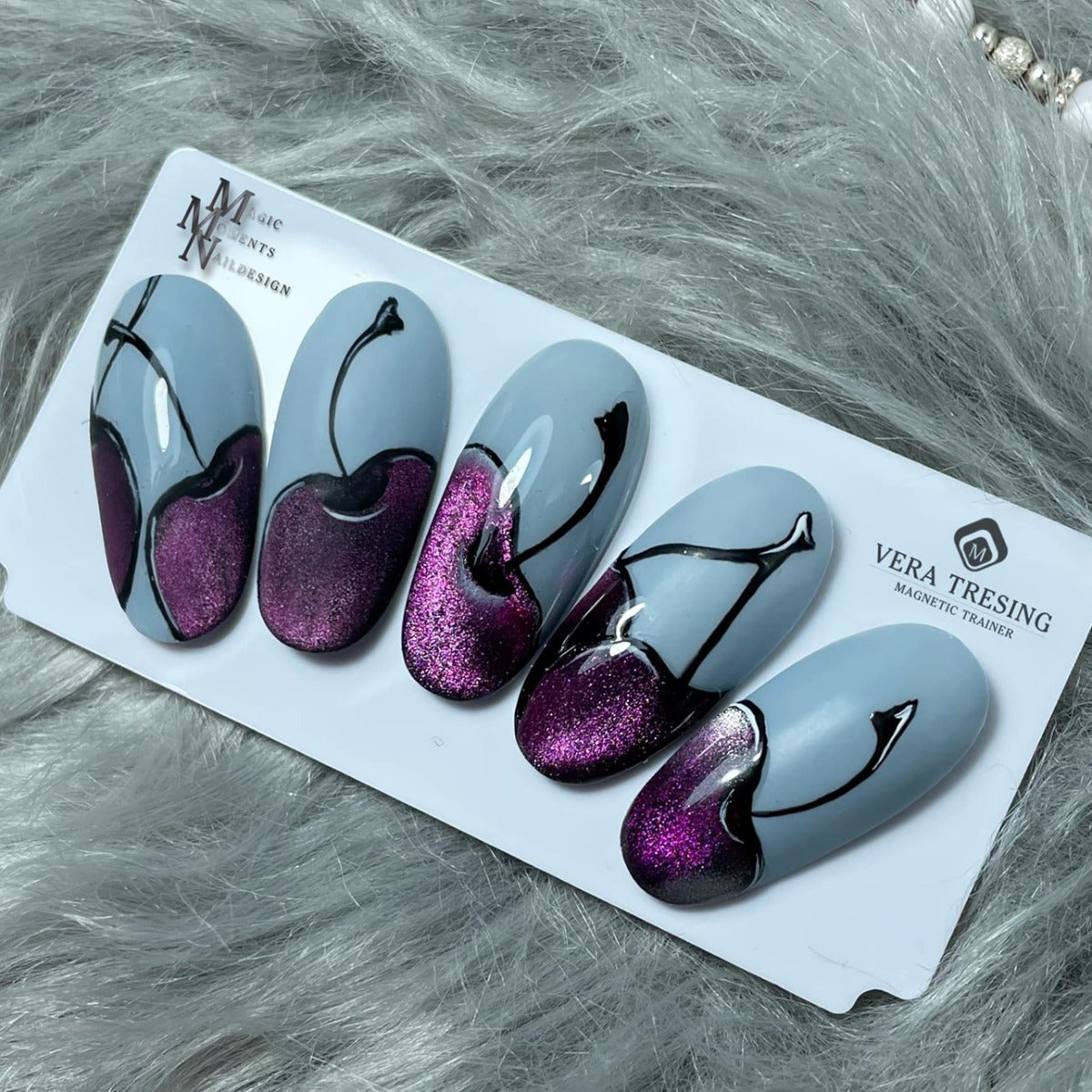 https://www.magneticnaildesign.com/media/wysiwyg/shop/Inspiratie/103510CatEyeVamp/Vera_Tresing_2_edit.jpg