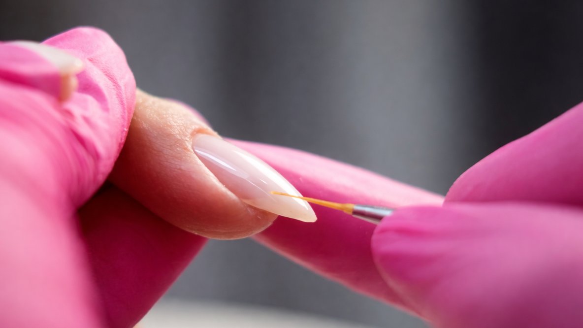 Nagelstyliste werkt aan fijne nail art
